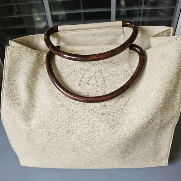 CHANEL Caviar Tote w/wooden handles - Picture 2 of 12